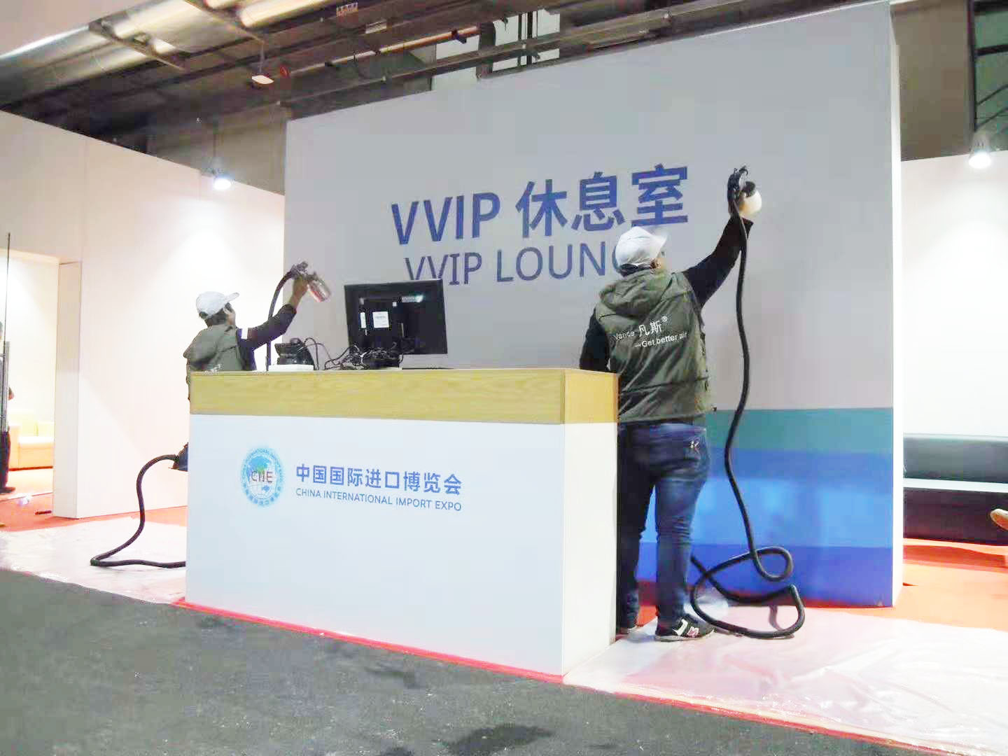 凡斯高品質(zhì)服務(wù)，積極參與，祝首屆中國國際進口博覽會開幕！